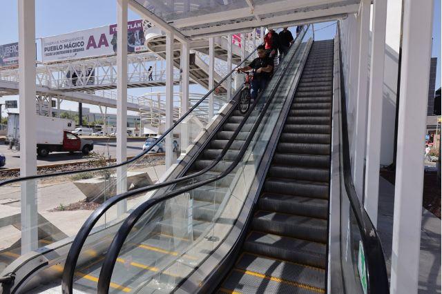 Vista de escaleras eléctricas en el CCU de Puebla 