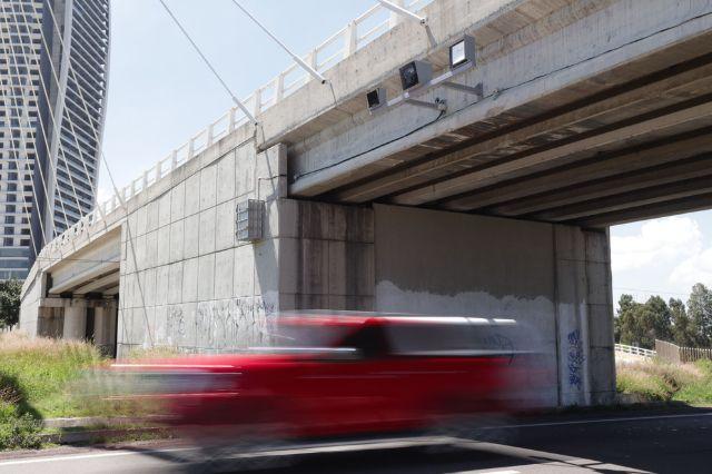 Vehículo a velocidad en la Vía Atlixcáyotl
