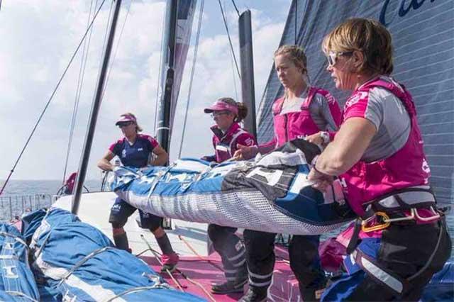 “MUJERES TRABAJANDO”, entre todas las chicas de equipo SCA, llevan la gran vela para recambio