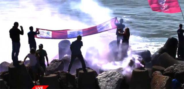 Con fogatas de humo color “magenta” han recibido en el puerto de Itajaí sus fans al equipo SCA