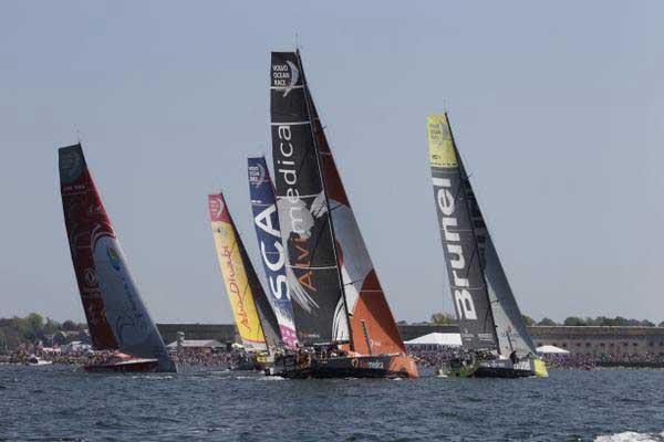 Ahí van en franca carrera “vela con vela”, compitiendo en la bahía