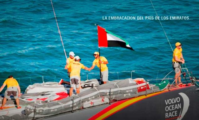 La embarcación del país de Emiratos Árabes, llega a casa y saluda a su bandera.