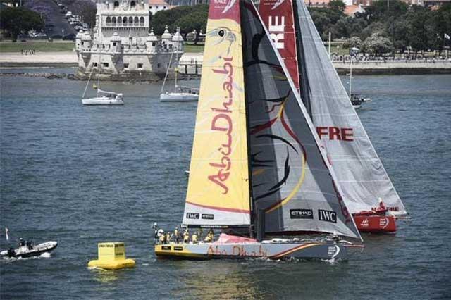 Espectacular entrada a la meta señalada por la boya flotante amarilla: el equipo MAPFRE gana por “una nariz” a los del ABU DHABI