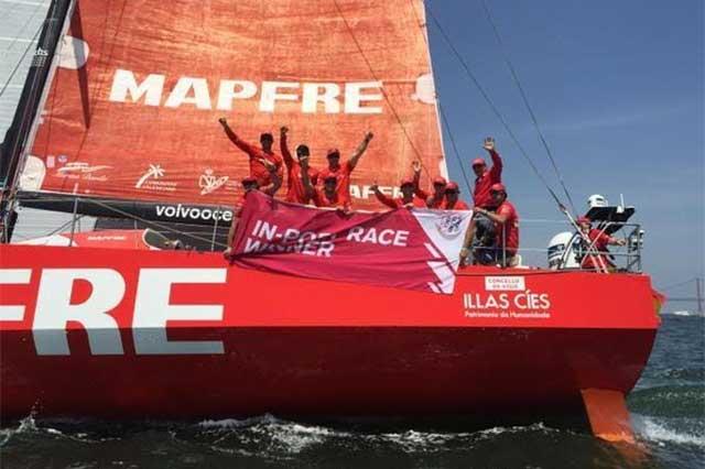 Entrada triunfal del equipo español de color rojo de MAPFRE