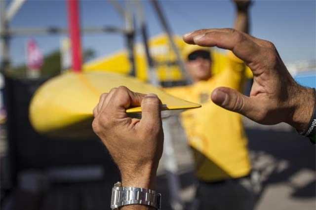 Una de las señas manuales, muy a la “gente de mar” con las qué se comunican los tripulantes a bordo de las embarcaciones