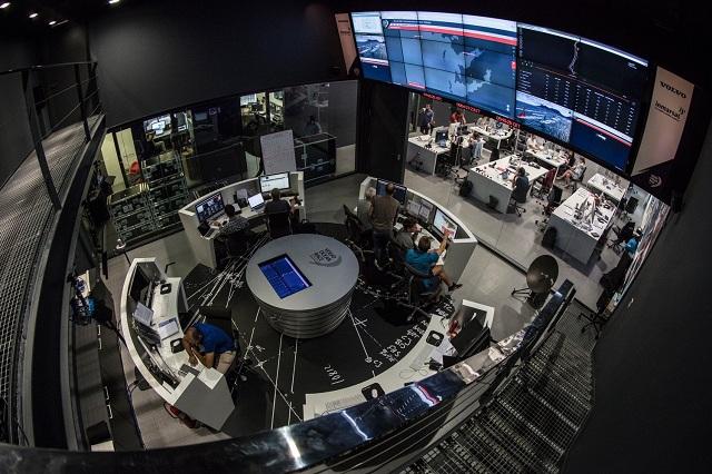 El Centro de Control de la carrera ha sido enterado de fuerte coalición a sólo 30 millas de la mera en Hong Kong