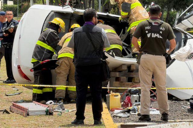 Personal de auxilio en labores por auto volcado 