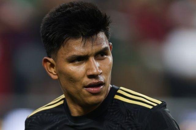 Jesús Gallardo busca el Balón de Oro 2025 como mejor lateral