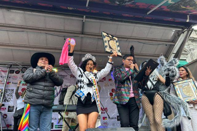 Nombran a Flor Amargo reina en marcha LGBT+ llena de orgullo en Puebla