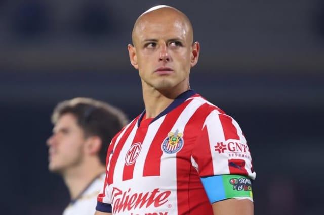 Críticas en línea rodean a Chicharito por video