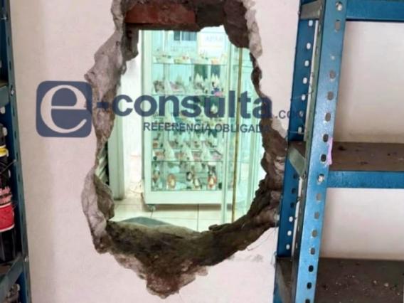 Roban tres negocios tras abrir boquete en Izúcar de Matamoros.