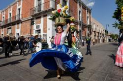 Calenda recorre la Calle 16 de Septiembre en celebración de la Guelaguetza