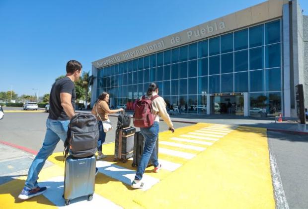 Personas ingresando al Aeropuerto internacional de Puebla 