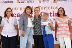 Presidenta Claudia Sheinbaum entregando tarjetas de beca a niños 