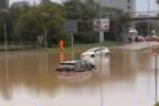 Dos camionetas en medio de una inundación en Emilia-Romaña, en el norte de Italia