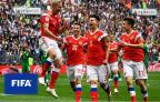 Fotografía de archivo de la selección rusa de futbol disputando la Copa Mundial de 2018 en casa