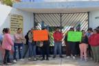 Señalan a docente 