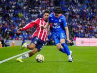 Amaury García (Cruz Azul) compite con Richard Ledezma (Chivas) por el balón