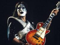 Muere Ace Frehley, icónico guitarrista de KISS, a los 74 años
