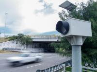 En la gráfica, una cámara de fotomultas en la Vía Atlixcáyotl