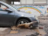 Cómo decidir si tu auto pasa por un charco o mejor lo evitas