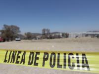 En la gráfica, en primer plano, una tira amarilla en la que se lee línea de policía