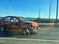 En la gráfica, un auto accidentado; la mañana del jueves hubo cuatro accidentes viales