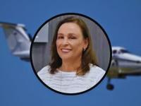 Gobernadora de Veracruz, Rocío Nahle, con avión al fondo 