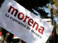 Bandera con el logo de Morena