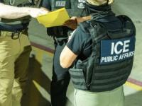 Agentes de ICE asegurando a persona  