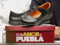 Zapatos escolares que entregó el gobierno de Puebla a estudiantes en el ciclo 2026-2027