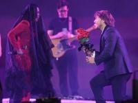 Aldo de Nigris canta Rosa Pastel con Belanova y sorprende en el Festival Multiverso