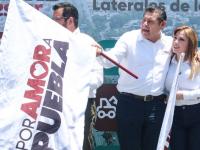 Alejandro Armenta sostiene bandera de arranque de obra