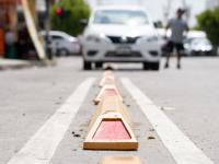 Aspecto de un auto invadiendo una ciclivía en la ciudad de Puebla