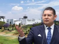 Alejandro Armenta y de fondo Museo Barroco