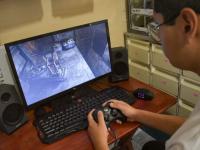 Menor jugando videojuegos desde su computadora