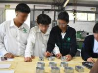 En la gráfica, alumnos de un plantel del Conalep Puebla en prácticas de laboratorio (Foto ilustrativa)