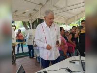 Expresidente AMLO en urna de votación 
