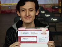 Beneficiario del programa Jóvenes Construyendo el Futuro con un sobre con documentación y tarjeta del bienestar