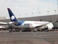 Avión en el AICM