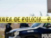 Línea de policía con agentes al fondo 