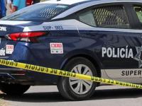 Patrulla municipal con cinta de seguridad al frente 