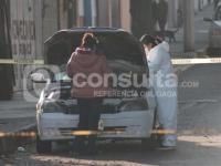 Elementos de la FGE en el lugar donde asesinaron a una mujer en presunto intento de asalto