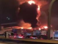 Inmueble incendiándose en la noche  