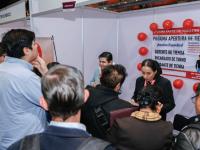 Personas en stand durante Feria de Empleo en Puebla 