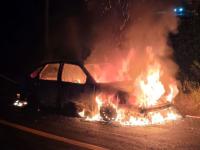 Auto incendiado 