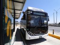 Autobus del transporte público llega a estación del metrobus en Periférico