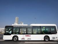 Autobus eléctrico en la explanada del Centro Integral de Servicios en Angelópolis