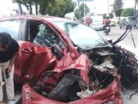 auto rojo accidentado 