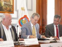 Pepe Chedraui, alcalde de Puebla, durante la firma del convenio con el Icatep 